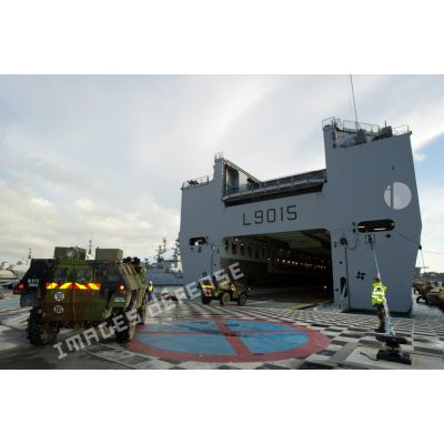 Embarquement d'un véhicule de l'avant blindé (VAB) à bord du bâtiment de projection et de commandement Dixmude (L9015) à Toulon.