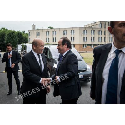 Le ministre de la Défense, le CEMA et le gouverneur militaire de Paris lors d'une visite auprès du détachement Sentinelle du Fort Neuf.
