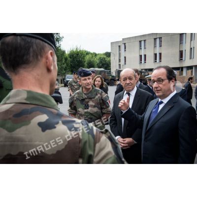Le président de la République lors de sa visite au détachement Sentinelle du Fort Neuf de Vincennes.