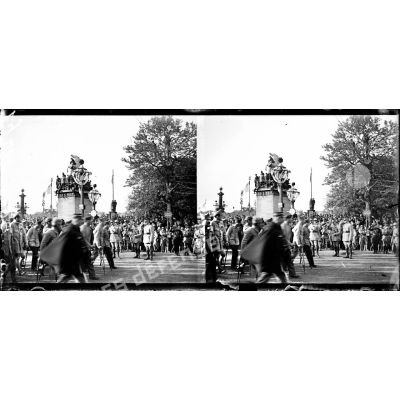 Les généraux saluent les mutilés à l'entrée des Champs-Elysées. [légende d'origine]