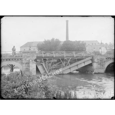 Fismes. Marne. Le pont détruit par le Génie français et reconstruit par les allemands. [légende d'origine]