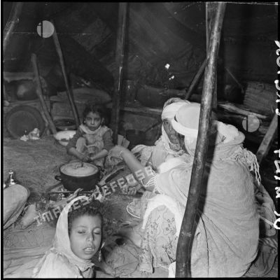 Scène de vie quotidienne dans la tente d'un regroupement. [Description en cours]