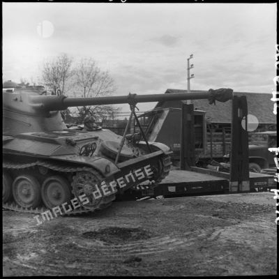 Embarquement de chars AMX-13 sur un train. [Description en cours]