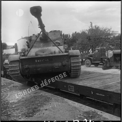 Embarquement de chars AMX-13 sur un train. [Description en cours]