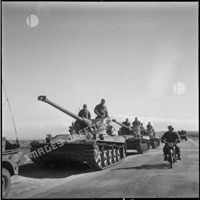 Convoi de chars AMX-13. [Description en cours]