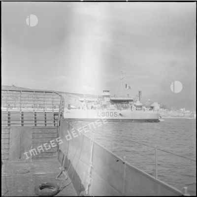 La péniche de débarquement Odet (L9005) dans le port d'Arzew. [Description en cours]