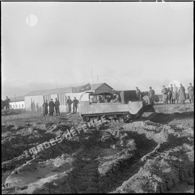Chenillette d’infanterie M29 Weasel pendant l’exercice de débarquement. [Description en cours]