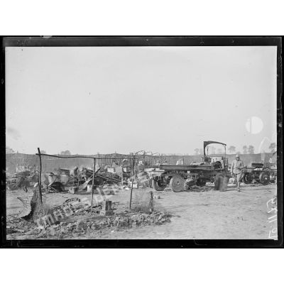 L'Abeele, camp d'aviation. Camion d'artillerie démolis et incendiés par les obus allemands. [légende d'origine]