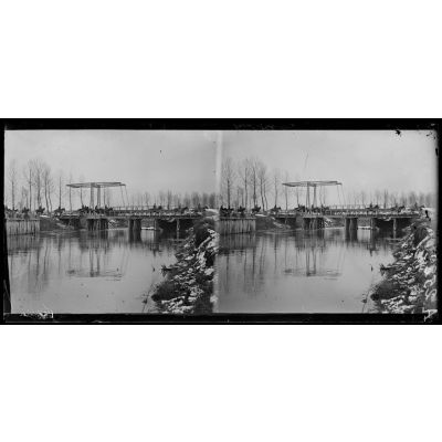 Pargny (Somme). Le pont levant sur le canal. [légende d'origine]