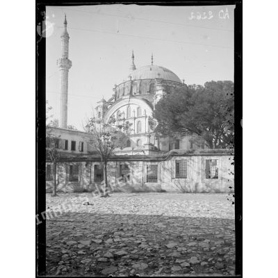 Mosquées et cimetière à Scutari. Salonique : camp de réfugié ; vues et plans de l'ancienne église Saint-Georges.