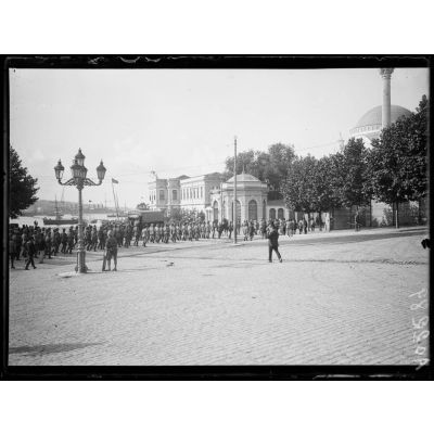 Constantinople. Solennité du Baïram, défilé des troupes turques. 30 juin 1919. [légende d'origine]