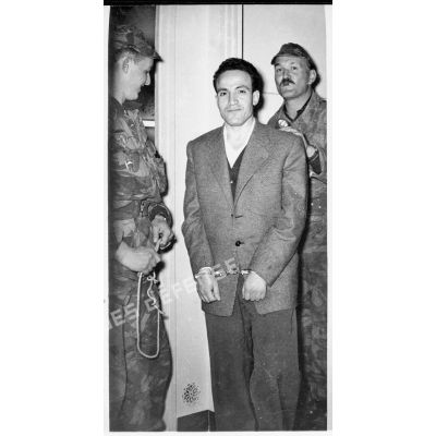 Portrait de Larbi Ben M'hidi lors de son arrestation par le 3e régiment de parachutistes coloniaux (3e RPC).