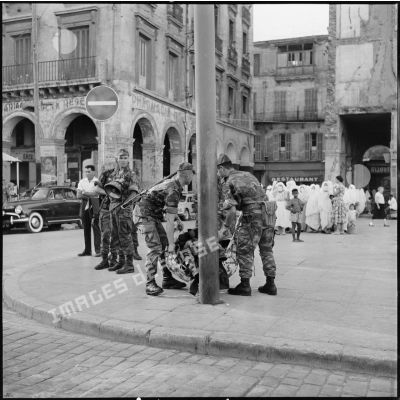 Bouclage de la place du Gouvernement à Alger par les parachutistes du 3e régiment de parachutistes coloniaux (3e RPC).