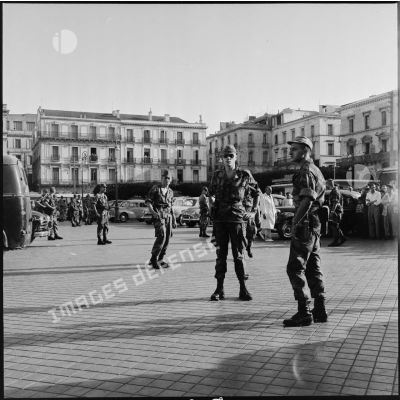 Parachutistes du 3e régiment de parachutistes coloniaux (3e RPC) surveillant les abords de la place du Gouvernement à Alger.