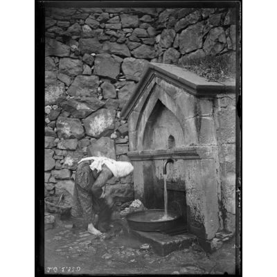 Livadia. Femme tartare lavant son linge à la fontaine. [légende d'origine]