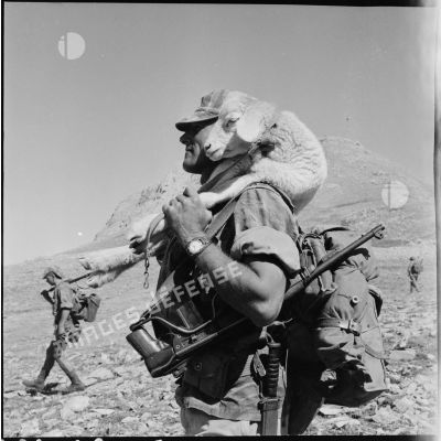Le sergent Maillot du 3e régiment de parachutistes coloniaux lors de l'opération K1 dans la vallée de l'Oued-Merza.