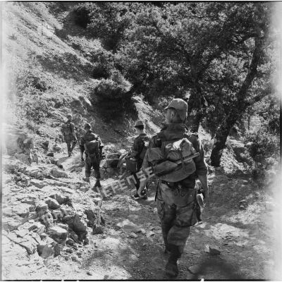En opération avec le 3e régiment de parachutistes coloniaux dans la zone de l'Oued Merza.