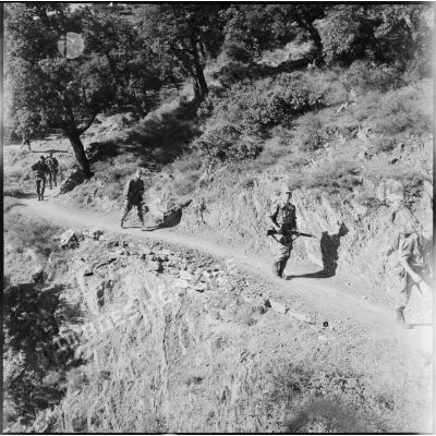 En opération avec le 3e régiment de parachutistes coloniaux dans la zone de l'Oued Merza.