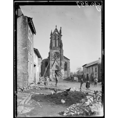 Magnières, l'église détruite par les allemands en septembre 1914. [légende d'origine]