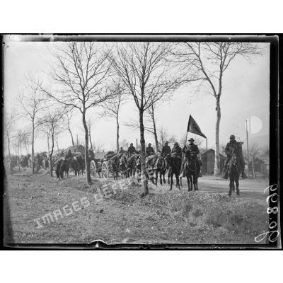 Route de Moyen, la 149e batterie d'artillerie américaine se rendant à Lunéville. [légende d'origine]