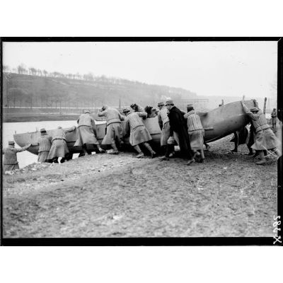 Aingeray (Meurthe-et-Moselle). Près de Toul. Construction d'un pont avec le matériel pris aux Allemands à Blainville-sur-l'Eau (près de Luneville). Mise à l'eau des bâteaux. [légende d'origine]