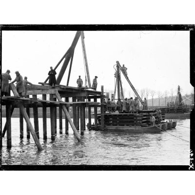 Aingeray (Meurthe-et-Moselle). Construction d'un pont. Mise en place d'une contre-fiche avec la sonnette inclinée. [légende d'origine]