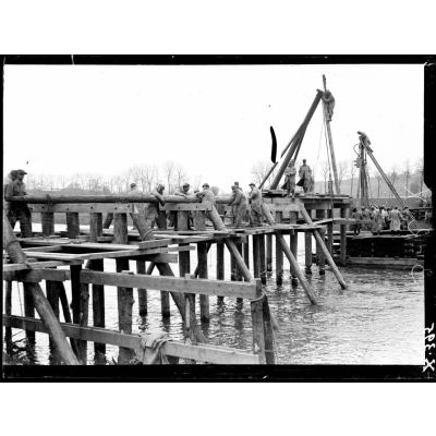 Aingeray (Meurthe-et-Moselle). Construction d'un pont. Mise en place d'une contre-fiche. [légende d'origine]