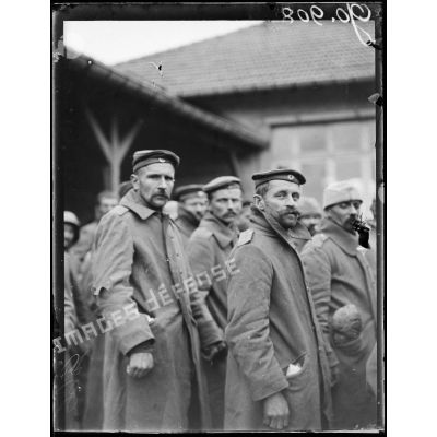 Dombasle, prisonniers allemands attendant leur départ pour le camp. [légende d'origine]