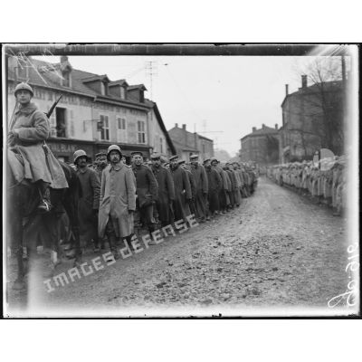 Dombasle, prisonniers allemands défilant devant le 128e R.I. [légende d'origine]