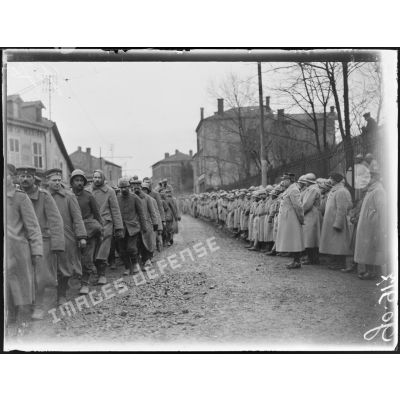 Dombasle, les prisonniers allemands défilent devant le général Guignadaubet. [légende d'origine]