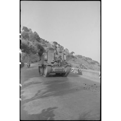 Un canon automoteur Sd.kfz.138/1 Grille de la 9.Infanteriegeschützkompanie du Panzer-Grenadier-Regiment Hermann Goering dans le secteur de Taormina.