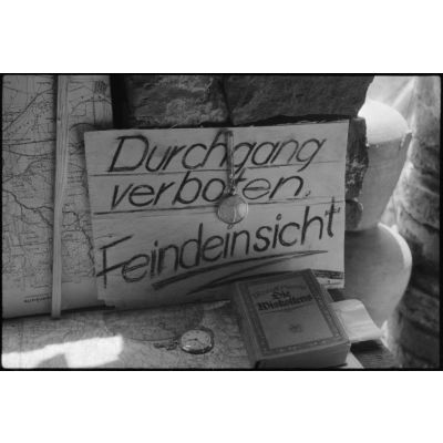 Pancarte rédigée en langue allemande : "Durchgang verboten, Feindeinsicht".