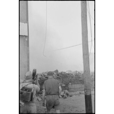 En Sicile, un caméraman de la section aéroportée allemande filme la destruction de murs par des pionniers parachutistes (génie allemand).