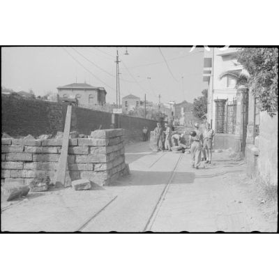 Dans le secteur de Taormina (Sicile), l'édification d'une chicane dans la rue d'une ville.