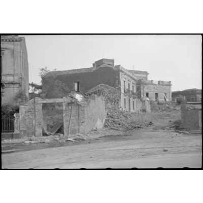 En Sicile, des destructions sur des bâtiments administratifs d'une ville causées par les combats.