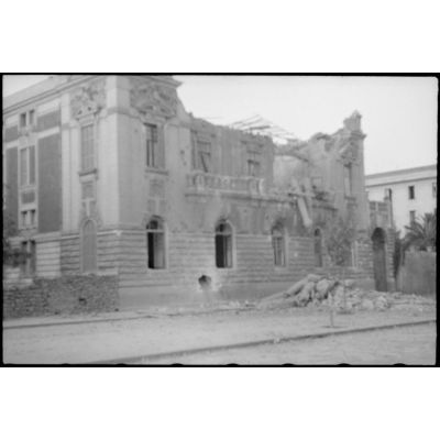 En Sicile, des destructions sur des bâtiments administratifs d'une ville causées par les combats.