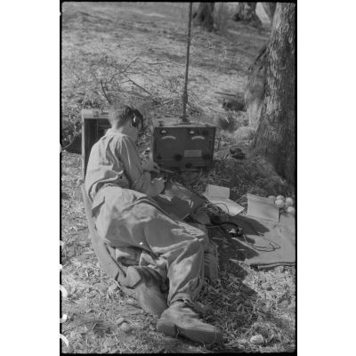 Dans les environs de Catane (Sicile), des fantassins de la division Hermann Goering envoient des messages à l'aide d'une radio.
