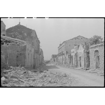 Une rue de Catane dont les maisons portent les traces des bombardements alliés et des combats.