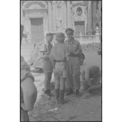 En Sicile, devant la cathédrale Sant'Agata de Catane, les fantassins de la division Hermann Goering se rassemblent pour se redéployer face aux troupes britanniques.