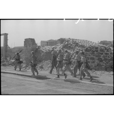 Les fantassins du Panzer-Grenadier-Regiment Hermann Goering quittent la ville de Catane par la route côtière.