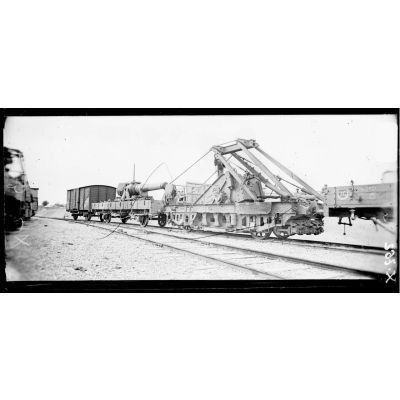 Arsenal de Mailly (Aube). Canon de 240 mm TR et son train sur voie ferrée. [légende d'origine]