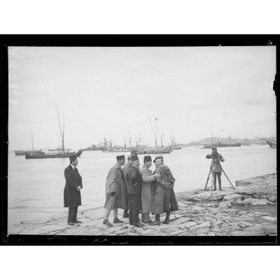 [Des autorités civiles et militaires s'entretiennent sur le port de Constantinople pendant qu'un caméraman filme la scène.]