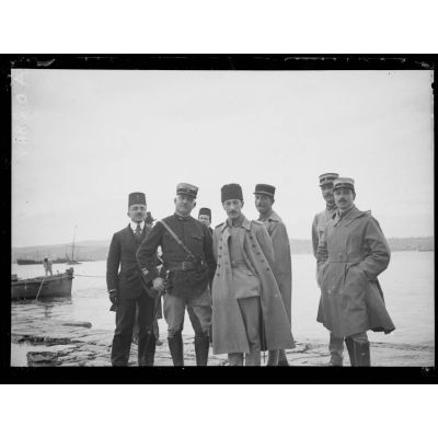 [Photographie de groupe rassemblant des autorités civiles et militaires, sur le port de Constantinople.]