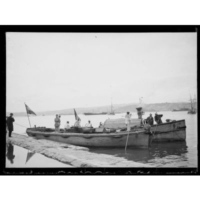 [Embarcation à quai au port de Constantinople.]