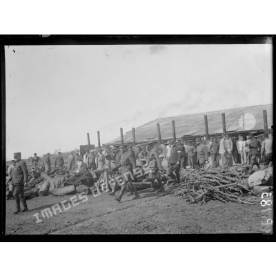 C.R. [camp retranché] de Salonique. Sur la route d'Orendzick. Le général Sarrail visitant une boulangerie anglaise de campagne. [légende d'origine]