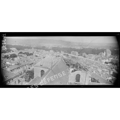 Verdun, vue panoramique prise d’une tour de la cathédrale dans la direction du fort St Michel. [légende d’origine]