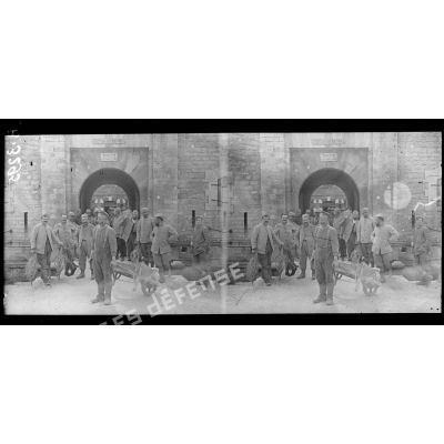 Fort de la Chaume. L'entrée du fort. Prisonnier allemand traînant une brouette. [légende d'origine]