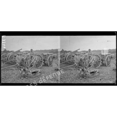 Près Cappy (Somme), canons allemands pris par le 1er corps colonial. [légende d'origine]