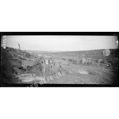 Près d’Herbécourt (Somme), cantonnement d’une section de mitrailleuses sur le terrain des combats du 1er juillet. [légende d’origine]