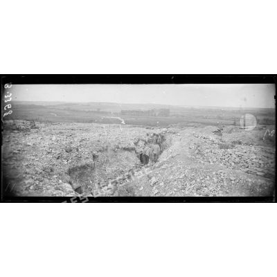 En avant de Cappy (Somme), anciennes tranchées allemandes nivelées par l’artillerie. [légende d’origine]